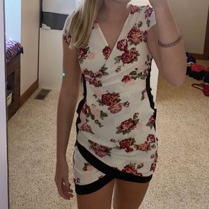 Size medium, beautiful dress!!